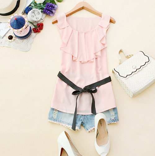 Vải voan có thể dễ dàng tạo nên những kiểu dáng áo hè độc đáo, điệu đà, chính vì thế, áo voan sát nách luôn được bạn gái "ưu tiên" sóng đôi cùng sooc jeans. (Ảnh: X) Xem thêm: Bộ sưu tập những mẫu váy, áo tuyệt xinh cho teen girls hè này.