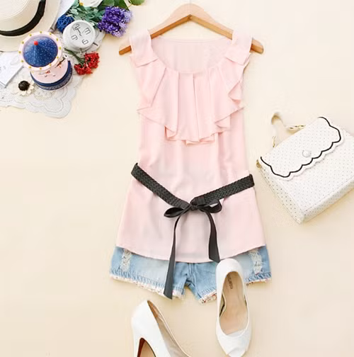 Vải voan có thể dễ dàng tạo nên những kiểu dáng áo hè độc đáo, điệu đà, chính vì thế, áo voan sát nách luôn được bạn gái "ưu tiên" sóng đôi cùng sooc jeans. (Ảnh: X) Xem thêm: Bộ sưu tập những mẫu váy, áo tuyệt xinh cho teen girls hè này.