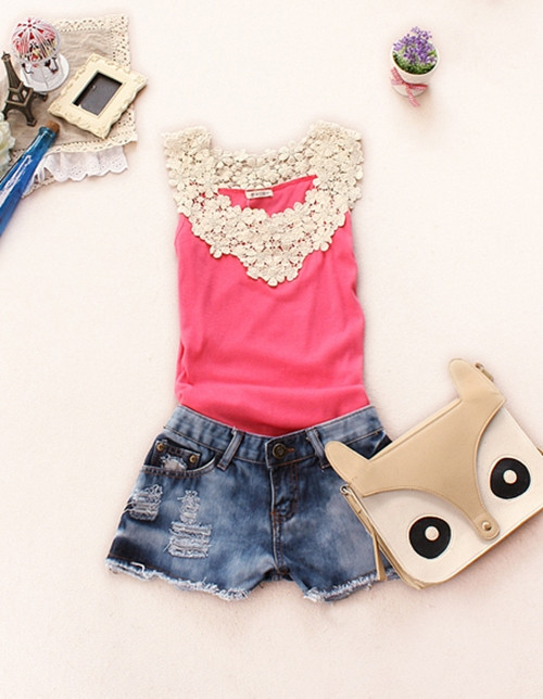 Một chiếc áo ba lỗ với cổ ren hoa điệu đà sẽ là "một nửa hoàn hảo" đối với sooc jeans đấy nhé. (Ảnh: X) Xem thêm: Bộ sưu tập những mẫu váy, áo tuyệt xinh cho teen girls hè này.