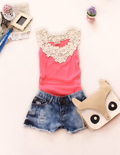 Một chiếc áo ba lỗ với cổ ren hoa điệu đà sẽ là "một nửa hoàn hảo" đối với sooc jeans đấy nhé. (Ảnh: X) Xem thêm: Bộ sưu tập những mẫu váy, áo tuyệt xinh cho teen girls hè này.
