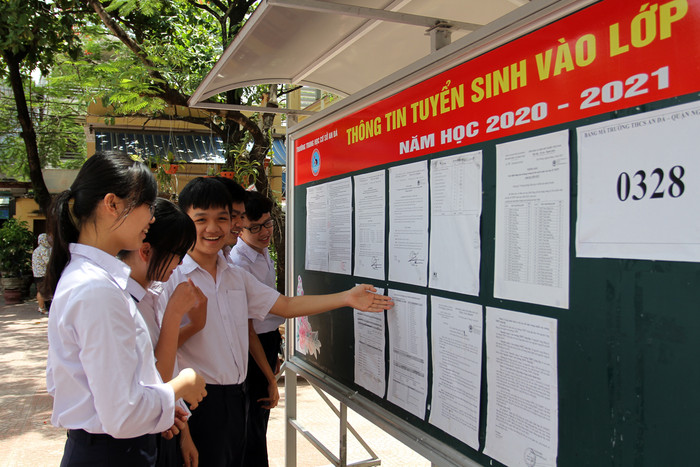 Học sinh Trường Trung học cơ sở An Đà (quận Ngô Quyền, Hải Phòng) tìm hiểu thông tin tuyển sinh vào lớp 10 (Ảnh: Lã Tiến) Học sinh Trường Trung học cơ sở An Đà (quận Ngô Quyền, Hải Phòng) tìm hiểu thông tin tuyển sinh vào lớp 10 (Ảnh: Lã Tiến)