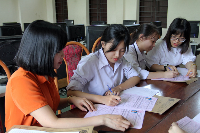 Nhiều học sinh Trường Trung học cơ sở An Đà (quận Ngô Quyền, Hải Phòng) đăng ký dự thi vào các trường trung học phổ thông tốp đầu thành phố (Ảnh: Lã Tiến) Nhiều học sinh Trường Trung học cơ sở An Đà (quận Ngô Quyền, Hải Phòng) đăng ký dự thi vào các trường trung học phổ thông tốp đầu thành phố (Ảnh: Lã Tiến)
