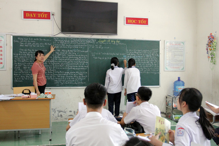 Các em học sinh Trường Trung học cơ sở An Đà được giáo viên cho luyện đề Ngữ Văn tổng hợp (Ảnh: Lã Tiến) Các em học sinh Trường Trung học cơ sở An Đà được giáo viên cho luyện đề Ngữ Văn tổng hợp (Ảnh: Lã Tiến)