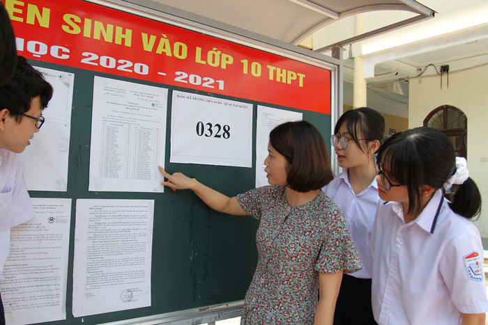 Giáo viên Trường Trung học cơ sở An Đà (quận Ngô Quyền, Hải Phòng) hướng dẫn các em học sinh lớp 9 các thủ tục đăng ký thi vào lớp 10 trung học phổ thông công lập (Ảnh: Lã Tiến) Giáo viên Trường Trung học cơ sở An Đà (quận Ngô Quyền, Hải Phòng) hướng dẫn các em học sinh lớp 9 các thủ tục đăng ký thi vào lớp 10 trung học phổ thông công lập (Ảnh: Lã Tiến)