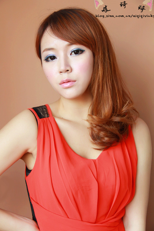 Lựa trong tủ đồ chiếc váy đầm xinh xắn, bạn thực sự trở thành quý cô thật trẻ trung, xinh tươi và quyến rũ, khác xa hình ảnh ban đầu. Chúc bạn luôn vui và hạnh phúc!(Ảnh: hb) Xem thêm: Lên đời nhờ trang điểm / Bộ sưu tập váy xinh chào hè 2012.