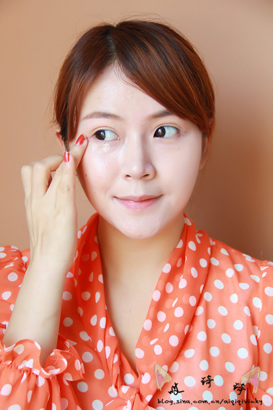 Bước 3: Dùng kem che khuyết điểm chấm nhẹ vào các nốt mụn, tàn nhang, vết sẹo.... hay các điểm nhiều nếp nhăn. Bước này sẽ giúp cho gương mặt bạn trông trẻ trung, tươi tắn hơn. (Ảnh: hb) Xem thêm: Lên đời nhờ trang điểm / Bộ sưu tập váy xinh chào hè 2012.