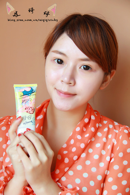 Bước một: bạn làm sạch da bằng sữa rửa mặt dịu nhẹ. Lấy tay vỗ nhẹ cho da khô thoáng. (Ảnh: hb) Xem thêm: Lên đời nhờ trang điểm / Bộ sưu tập váy xinh chào hè 2012.