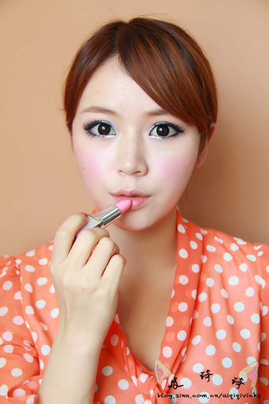 Bước 7: Dùng son dưỡng môi đánh một lớp mỏng, nhẹ, tạo sự mềm mại, láng mịn. (Ảnh: hb) Xem thêm: Lên đời nhờ trang điểm / Bộ sưu tập váy xinh chào hè 2012.