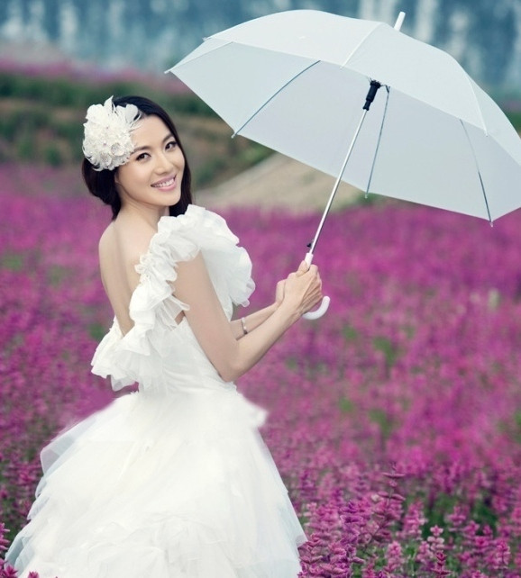 Tuyệt phẩm váy cưới dành cho cô dâu mùa hè. Giữa không gian rộng mở, sắc hoa tươi tắn, chiếc váy cưới bồng bềnh, điệu đà, độc đáo của người đẹp chẳng khác nào cánh bướm xinh dập dìu, dập dìu. (Ảnh:H) Xem thêm: Thời trang váy cưới 2012 / Bộ sưu tập váy xinh dành cho quý cô công sở.