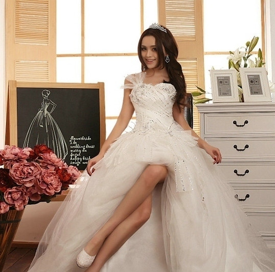 Nếu như trước đây, cô dâu thường chọn mặc váy cưới bồng bềnh, thì ngày nay các cô dâu có quyền lựa chọn thêm váy cưới ngắn, khoe đôi chân nuột nà. Diện váy này, mọi nỗi ưu phiền về sự nóng nực hay vướng víu đều được "thổi bay". (Ảnh:H) Xem thêm: Thời trang váy cưới 2012 / Bộ sưu tập váy xinh dành cho quý cô công sở.