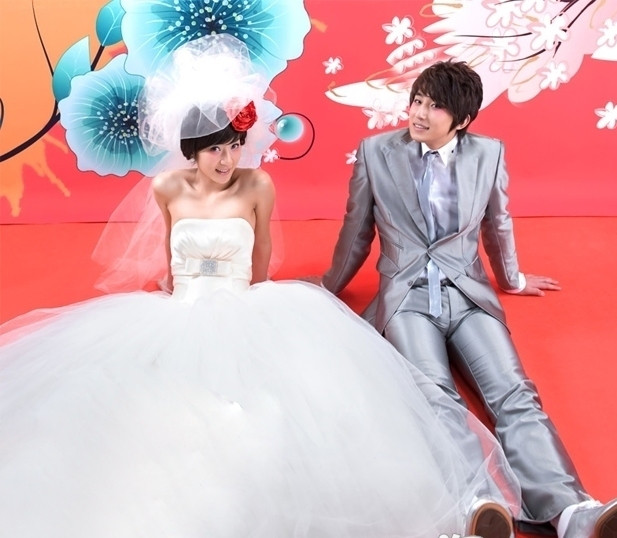 Váy cưới voan trắng đơn giản, kết hợp ăn ý với khăn voan và hoa cài đầu, giúp cô dâu trẻ khoe trọn vẹn vẻ đẹp trẻ trung, đáng yêu, xinh xắn của mình. (Ảnh:H) Xem thêm: Thời trang váy cưới 2012 / Bộ sưu tập váy xinh dành cho quý cô công sở.