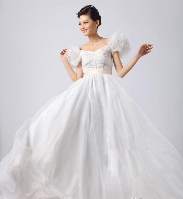 Hiếm có chiếc váy cưới nào có phần thiết kế tay bồng độc đáo đến vậy. Mẫu váy này là sự lựa chọn không thể tuyệt hơn dành cho các cô dâu có bắp tay to. (Ảnh:H) Xem thêm: Thời trang váy cưới 2012 / Bộ sưu tập váy xinh dành cho quý cô công sở.