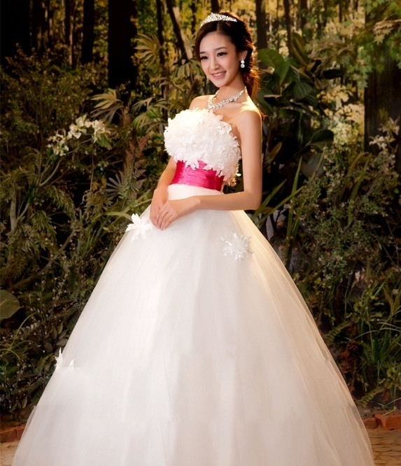 Dây đai hồng xinh xắn trở thành điểm nhấn làm nên sự dộc đóa, tươi trẻ cho chiếc váy cưới và cả cô dâu xinh đẹp. (Ảnh:H) Xem thêm: Thời trang váy cưới 2012 / Bộ sưu tập váy xinh dành cho quý cô công sở.