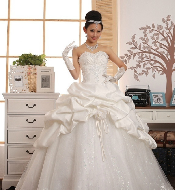 Nếu địa điểm tổ chức đám cưới của bạn là một khách sạn thoáng mát, cảnh sắc hữu tình, đừng ngại ngần diện ngay chiếc váy cưới tuyệt đẹp này, bạn sẽ vô tình hóa thân thành "công chúa" bước ra từ cổ tích. (Ảnh:H) Xem thêm: Thời trang váy cưới 2012 / Bộ sưu tập váy xinh dành cho quý cô công sở.