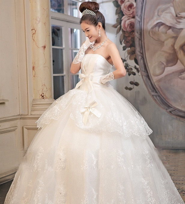 Ren trắng là chất liệu được rất nhiều cô dâu trẻ yêu thích, bởi lẽ nó giúp khoe gu thẩm mỹ tinh tế, vẻ đẹp nhẹ nhàng, thanh lịch. (Ảnh:H) Xem thêm: Thời trang váy cưới 2012 / Bộ sưu tập váy xinh dành cho quý cô công sở.