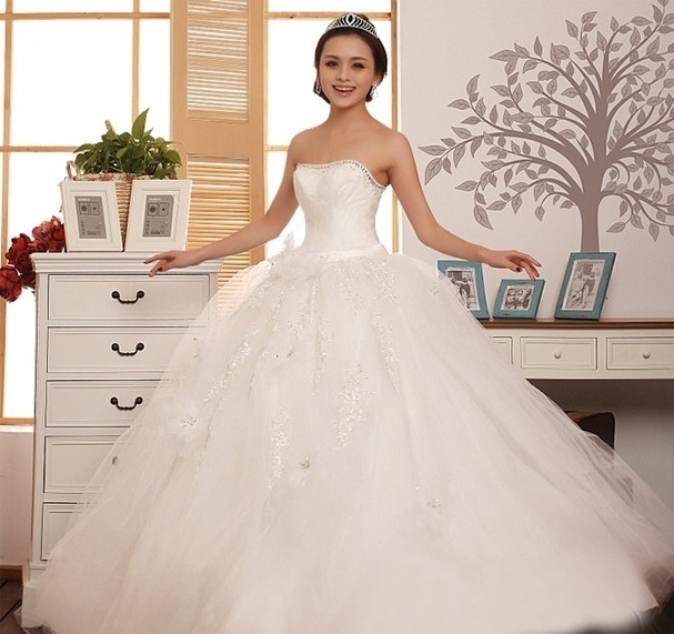 Cô dâu mùa hè không nên mặc váy cưới có quá nhiều chi tiết, rườm rà vì điều đó vô tình sẽ khiến quan khách cảm thấy "nóng mắt" giữa tiết trời oi ả. Váy càng đơn giản, càng ít chi tiết, bạn càng nổi bật và long lanh hơn. (Ảnh:H) Xem thêm: Thời trang váy cưới 2012 / Bộ sưu tập váy xinh dành cho quý cô công sở.