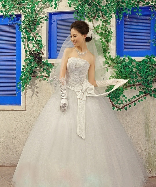 Dịu dàng, thuần khiết như giọt sương sớm mai. Chiếc nơ lệch buông dài làm bừng sáng phong cách thanh lịch, trang nhã của cô dâu. (Ảnh:H) Bạn đã chọn được váy cưới phù hợp với mình chưa? Xem thêm: Thời trang váy cưới 2012 / Bộ sưu tập váy xinh dành cho quý cô công sở.