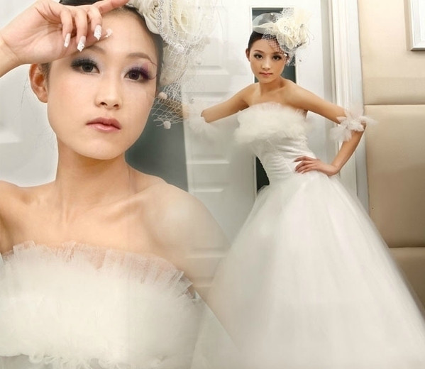 Làm điệu một chút ở phần quây ngực, chiếc váy cưới đơn giản - không có gì đặc sắc, nổi bật bỗng được mang một diện mạo mới. (Ảnh:H) Xem thêm: Thời trang váy cưới 2012 / Bộ sưu tập váy xinh dành cho quý cô công sở.