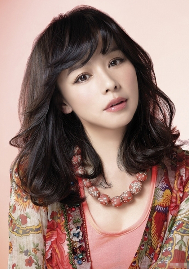 Sử dụng Son phấn, mỹ phẩm quá nhiều là tác nhân khiến các sao nữ dễ già nhanh hơn, tuy nhiên, đối với Từ Nhược Tuyên dường như quy luật ấy không "ám" vào cô. Càng ngày cô càng trẻ, càng đẹp rực rỡ. Sử dụng Son phấn, mỹ phẩm quá nhiều là tác nhân khiến các sao nữ dễ già nhanh hơn, tuy nhiên, đối với Từ Nhược Tuyên dường như quy luật ấy không "ám" vào cô. Càng ngày cô càng trẻ, càng đẹp rực rỡ.