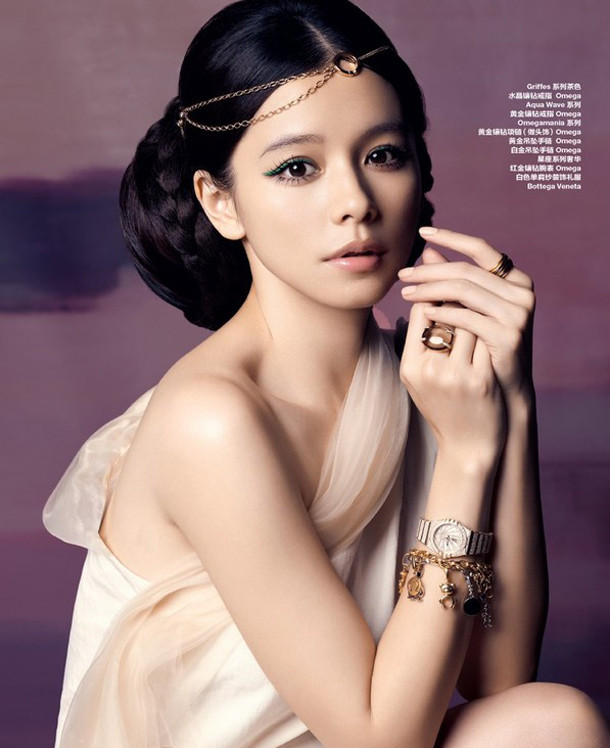 Xuất hiện trong bộ ảnh tháng 4, mỹ nữ Từ Nhược Tuyên khiến hàng triệu người hâm mộ phải ngẩn ngơ vì vẻ đẹp quá đỗi ngọt ngào, quyến rũ the phong cách cổ điển. Xuất hiện trong bộ ảnh tháng 4, mỹ nữ Từ Nhược Tuyên khiến hàng triệu người hâm mộ phải ngẩn ngơ vì vẻ đẹp quá đỗi ngọt ngào, quyến rũ the phong cách cổ điển.