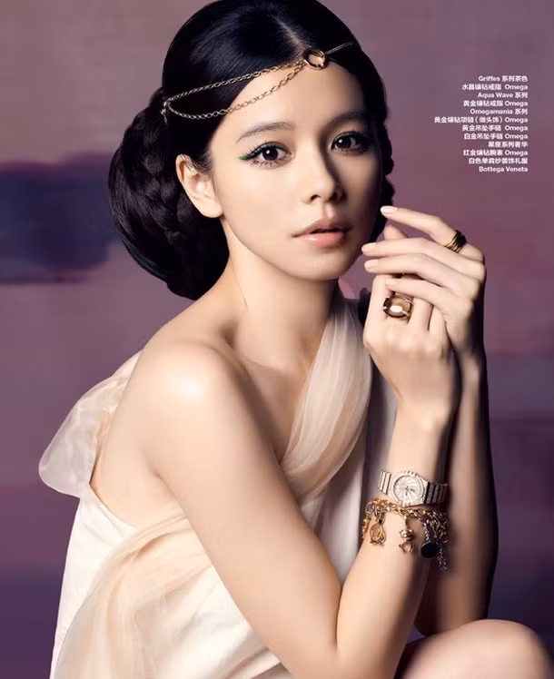 Xuất hiện trong bộ ảnh tháng 4, mỹ nữ Từ Nhược Tuyên khiến hàng triệu người hâm mộ phải ngẩn ngơ vì vẻ đẹp quá đỗi ngọt ngào, quyến rũ the phong cách cổ điển.