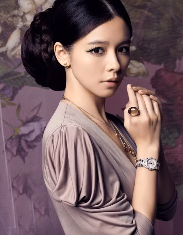 Gương mặt hình chữ V khả ái, đôi mắt to tròn, chiếc mũi cao xinh xắn, vẻ đẹp của Từ Nhược Tuyên là niềm mơ ước của không ít các bạn gái trẻ hiện nay.