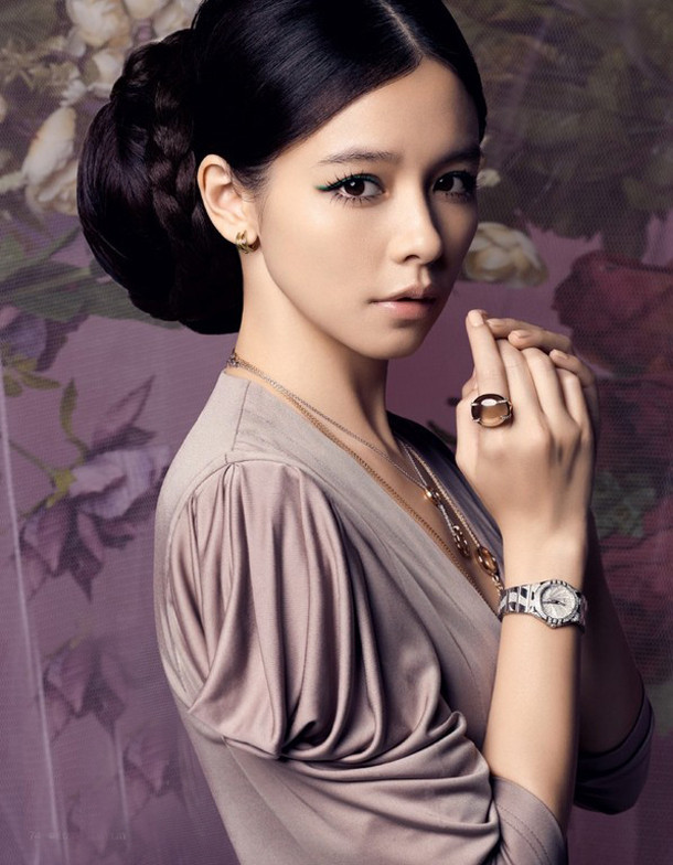 Gương mặt hình chữ V khả ái, đôi mắt to tròn, chiếc mũi cao xinh xắn, vẻ đẹp của Từ Nhược Tuyên là niềm mơ ước của không ít các bạn gái trẻ hiện nay. Gương mặt hình chữ V khả ái, đôi mắt to tròn, chiếc mũi cao xinh xắn, vẻ đẹp của Từ Nhược Tuyên là niềm mơ ước của không ít các bạn gái trẻ hiện nay.