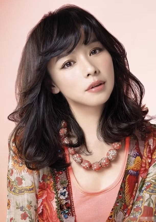 Sử dụng Son phấn, mỹ phẩm quá nhiều là tác nhân khiến các sao nữ dễ già nhanh hơn, tuy nhiên, đối với Từ Nhược Tuyên dường như quy luật ấy không "ám" vào cô. Càng ngày cô càng trẻ, càng đẹp rực rỡ.