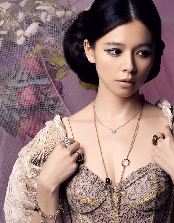 Trông phục trang tiểu thư Âu Châu thế kỷ 19, Từ Nhược Tuyên khoe trọn vẹn vẻ đẹp phi thời gian của mình. Ai có thể nghĩ thiếu nữ đẹp tựa hoa hồng này đã bước vào tuổi 37?