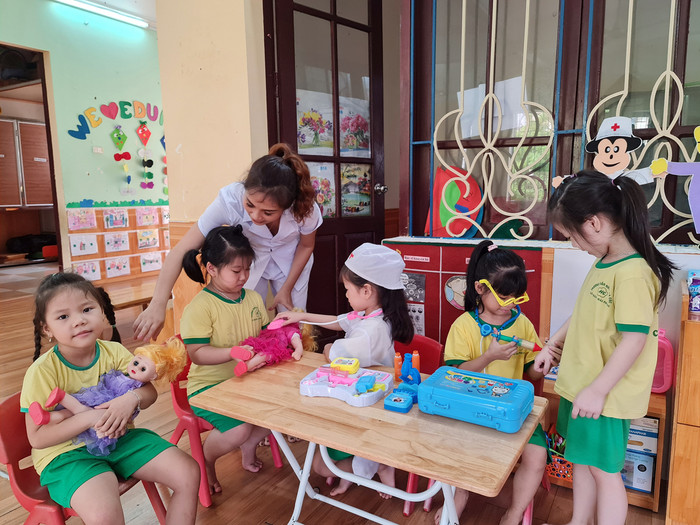 Học sinh Trường mầm non Hoa Cúc được học tập, rèn luyện trong môi trường tốt (Ảnh: Lã Tiến) Học sinh Trường mầm non Hoa Cúc được học tập, rèn luyện trong môi trường tốt (Ảnh: Lã Tiến)