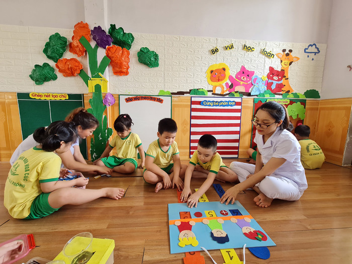 Thực hiện phổ cập giáo dục mầm non cho trẻ từ 3-5 tuổi còn gặp nhiều khó khăn. (Ảnh minh họa: Lã Tiến) GDVN_mn-hoa-cuc-2.jpg