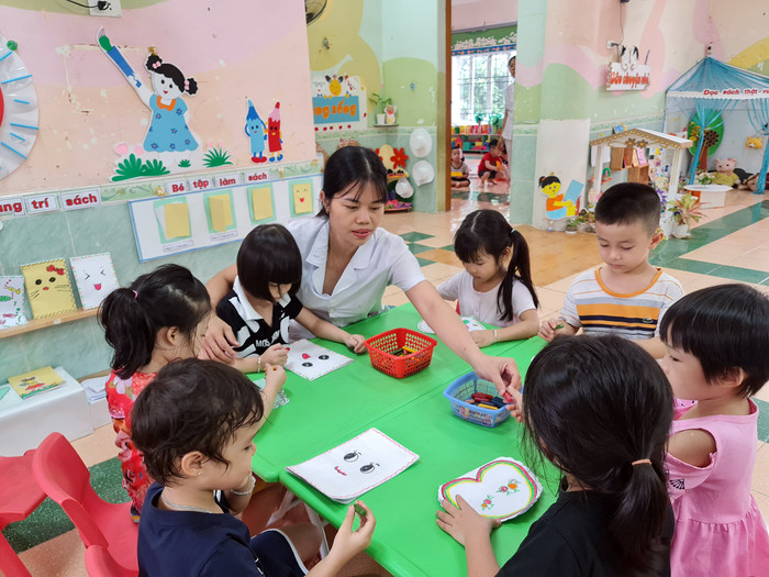 Viên chức được bổ nhiệm vào các chức danh nghề nghiệp giáo viên mầm non quy định tại Thông tư 01/2021/TT-BGDĐT được áp dụng bảng lương tương ứng ban hành kèm theo Nghị định 204/2004/NĐ-CP. (Ảnh minh họa: Lã Tiến) Viên chức được bổ nhiệm vào các chức danh nghề nghiệp giáo viên mầm non quy định tại Thông tư 01/2021/TT-BGDĐT được áp dụng bảng lương tương ứng ban hành kèm theo Nghị định 204/2004/NĐ-CP. (Ảnh minh họa: Lã Tiến)