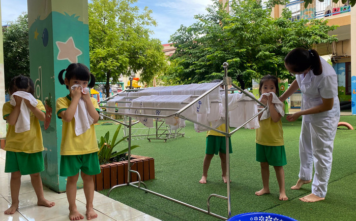 Sau bữa ăn, trẻ được giáo viên hướng dẫn vệ sinh thân thể (Ảnh: Lã Tiến) Sau bữa ăn, trẻ được giáo viên hướng dẫn vệ sinh thân thể (Ảnh: Lã Tiến)