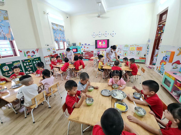 Học sinhTrường mầm non An Dương ăn bán trú tại trường bảo đảm phòng chống dịch bệnh(Ảnh: Lã Tiến) Học sinhTrường mầm non An Dương ăn bán trú tại trường bảo đảm phòng chống dịch bệnh(Ảnh: Lã Tiến)