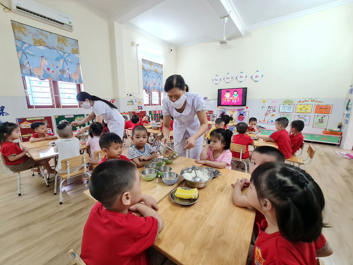 Các giáo viên Trường mầm non An Dương chia đồ ăn cho trẻ (Ảnh: Lã Tiến) Các giáo viên Trường mầm non An Dương chia đồ ăn cho trẻ (Ảnh: Lã Tiến)