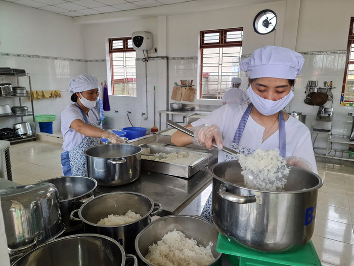 Bếp ăn của Trường mầm non An Dương được xây dựng với quy trình khép kín, bảo đảm an toàn vệ sinh thực phẩm (Ảnh: Lã Tiến) Bếp ăn của Trường mầm non An Dương được xây dựng với quy trình khép kín, bảo đảm an toàn vệ sinh thực phẩm (Ảnh: Lã Tiến)