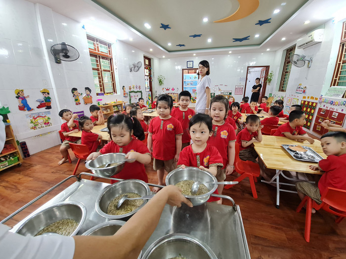 Bữa ăn cho trẻ lớp 5 tuổi tại Trường mầm non An Dương bảo đảm dinh dưỡng, an toàn vệ sinh thực phẩm (Ảnh: Lã Tiến) Bữa ăn cho trẻ lớp 5 tuổi tại Trường mầm non An Dương bảo đảm dinh dưỡng, an toàn vệ sinh thực phẩm (Ảnh: Lã Tiến)