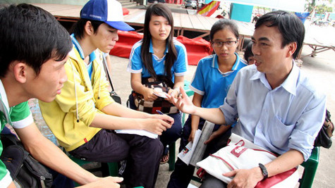 TS.Phạm Tấn Hạ - Trưởng phòng đào tạo Trường ĐH KHXH&NV (ĐHQG TP.HCM) - đang tư vấn tuyển sinh cho học sinh Kiên Giang - Ảnh: Trần Huỳnh TS.Phạm Tấn Hạ - Trưởng phòng đào tạo Trường ĐH KHXH&NV (ĐHQG TP.HCM) - đang tư vấn tuyển sinh cho học sinh Kiên Giang - Ảnh: Trần Huỳnh