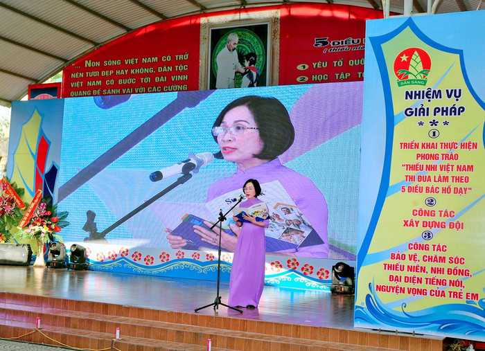 Bà Nguyễn Thị Hồng, Hiệu trưởng Trường Tiểu học Thực hành phát biểu tại ngày hội (Ảnh: Lã Tiến) Bà Nguyễn Thị Hồng, Hiệu trưởng Trường Tiểu học Thực hành phát biểu tại ngày hội (Ảnh: Lã Tiến)