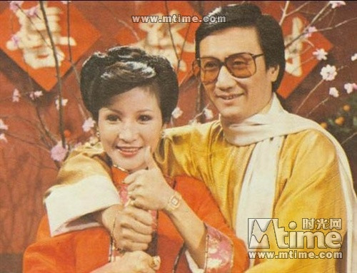 Trong bộ phim "Emmanuel Hồng Kông” sản xuất năm 1971, Địch Ba Lạp không ngần ngại trút bỏ xiêm y trong một vài cảnh quay khỏa thân khá táo bạo và gây chấn động làng giải trí lúc bấy giờ, nhưng cũng làm cho tên tuổi của bà thêm nổi danh. Đến nỗi, đâu đâu ở Hồng Kông cũng bàn tán xôn xao về việc Địch Ba Lạp khỏa thân, đóng cảnh nóng…