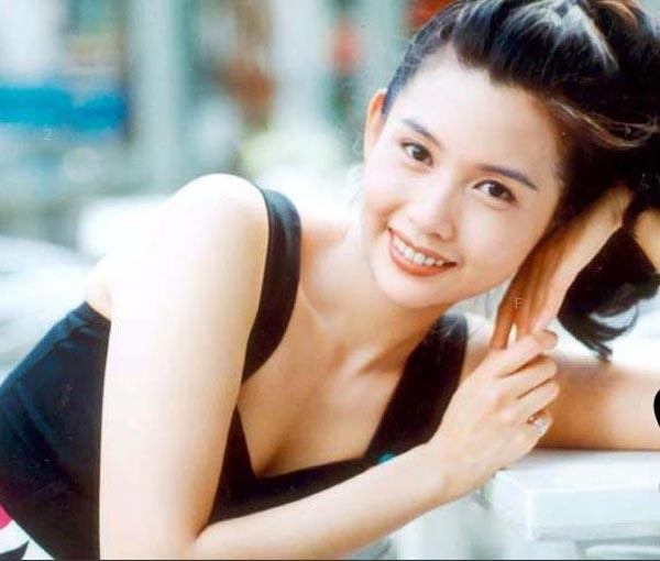 6. Người đẹp Hồng Kông Khâu Thục Trinh (Chimmy Yau) từng tham gia Miss Hongkong 1987 và đứng đầu top 12, danh hiệu hoa hậu gần kề thì bị tố là phẫu thuật thẩm mỹ. Khâu Thục Trinh đã xin rút khỏi cuộc thi và đầu quân làm diễn viên cho đài TVB.