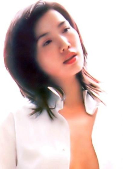 7. Tham gia Miss Hongkong 1987 cùng Khâu Thục Trinh năm đó còn có người đẹp Quan Tú My (Kwan Shooky), mệnh danh “Nữ thần gợi cảm Hồng Kông”. Điểm chung giữa hai người đẹp trên là cùng ra về tay trắng ở cuộc thi nhan sắc và nổi danh từ phim khiêu dâm. Nói đến bộ phim đầu tiên cũng là phim có nhiều cảnh nóng của Quan Tú My là phim “Vua sòng bạc” (1995).