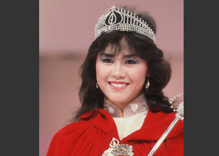 5. Năm 1986, công ty điện ảnh Đức Bảo công chiếu bộ phim “Người trong mộng” đã thu hút sự quan tâm chú ý cũng như dấy lên tranh luận nảy lửa của dư luận. Bởi trong phim có những cảnh khỏa thân thực sự gợi dục của nữ diễn viên Dương Tuyết Nghi (Cher Yang), hoa hậu Hồng Kông 1983.