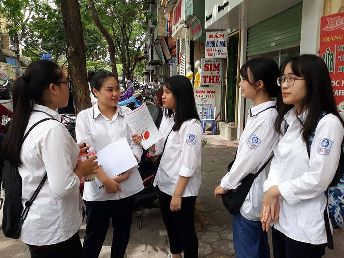 Các thí sinh dự thi tại Trường Trung học phổ thông Ngô Quyền (Hải Phòng) trao đổi sau khi hoàn thành bài thi môn Lịch sử (Ảnh: Lã Tiến) Các thí sinh dự thi tại Trường Trung học phổ thông Ngô Quyền (Hải Phòng) trao đổi sau khi hoàn thành bài thi môn Lịch sử (Ảnh: Lã Tiến)