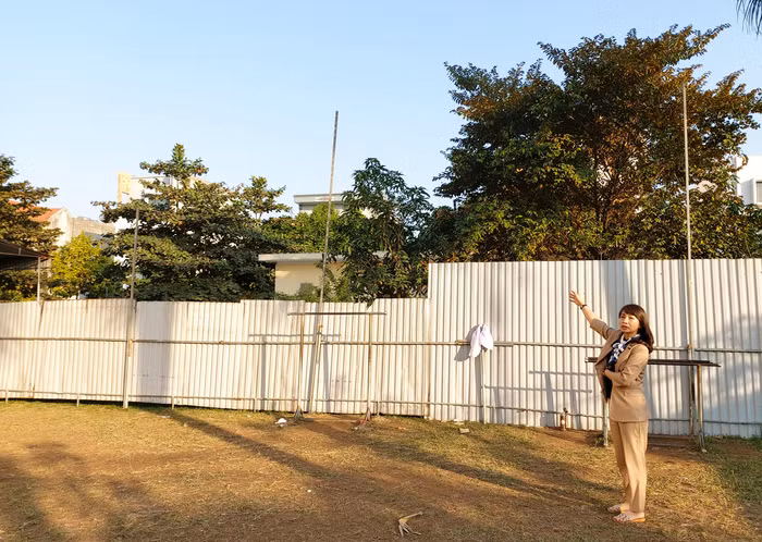 Khu vực xây dựng nhà vệ sinh mới hiện đã được quây tôn để chuẩn bị khởi công xây dựng (Ảnh: Lã Tiến)