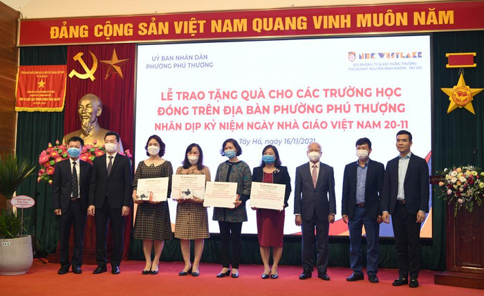 Hiệu trưởng các trường: Trường Mầm non Đoàn Thị Điểm, Trường Mầm non Phú thượng, Trường Tiểu học Phú thượng, Trường THCS Phú Thượng nhận quà tại buổi lễ. Ảnh: NTCC. Hiệu trưởng các trường: Trường Mầm non Đoàn Thị Điểm, Trường Mầm non Phú thượng, Trường Tiểu học Phú thượng, Trường THCS Phú Thượng nhận quà tại buổi lễ. Ảnh: NTCC.