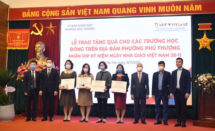 Hiệu trưởng các trường: Trường Mầm non Đoàn Thị Điểm, Trường Mầm non Phú thượng, Trường Tiểu học Phú thượng, Trường THCS Phú Thượng nhận quà tại buổi lễ. Ảnh: NTCC. Hiệu trưởng các trường: Trường Mầm non Đoàn Thị Điểm, Trường Mầm non Phú thượng, Trường Tiểu học Phú thượng, Trường THCS Phú Thượng nhận quà tại buổi lễ. Ảnh: NTCC.