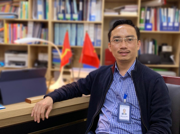 Nhà giáo Nguyễn Cao Cường: "Theo tôi hình thức thi trực tuyến là xu hướng chung của thế giới, năm vừa qua học sinh trường chúng tôi tham gia rất nhiều kỳ thi Olympic Toán quốc tế theo hình thức trực tuyến, và ban giám khảo đều có cơ chế giám sát chặt chẽ". Ảnh: Tùng Dương. Nhà giáo Nguyễn Cao Cường: "Theo tôi hình thức thi trực tuyến là xu hướng chung của thế giới, năm vừa qua học sinh trường chúng tôi tham gia rất nhiều kỳ thi Olympic Toán quốc tế theo hình thức trực tuyến, và ban giám khảo đều có cơ chế giám sát chặt chẽ". Ảnh: Tùng Dương.