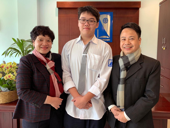 Nhà giáo Trần Thùy Dương - Bí thư Đảng ủy, Hiệu trưởng Trường Trung học phổ thông chuyên Hà Nội - Amsterdam và thầy giáo Khuất Duy Dũng - Tổ trưởng Tổ Lịch sử chụp ảnh lưu niệm với học sinh Nguyễn Tùng Dương. Ảnh: Tùng Dương. Nhà giáo Trần Thùy Dương - Bí thư Đảng ủy, Hiệu trưởng Trường Trung học phổ thông chuyên Hà Nội - Amsterdam và thầy giáo Khuất Duy Dũng - Tổ trưởng Tổ Lịch sử chụp ảnh lưu niệm với học sinh Nguyễn Tùng Dương. Ảnh: Tùng Dương.