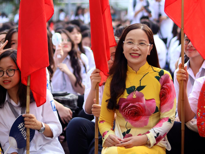 Cô Nguyễn Thị Kim Dung - Trường Trung học phổ thông chuyên Hà Nội - Amsterdam, cho biết: “Tôi đã dạy em Dương từ đầu năm lớp 10 cho đến nay, tính cách em khá vui vẻ với các bạn, hơi ít nói nhưng khi học và lên thuyết trình bài Sử mới thấy Dương là một học sinh cực kỳ đặc biệt, có tố chất về môn này. Ảnh: Nhân vật cung cấp. Cô Nguyễn Thị Kim Dung - Trường Trung học phổ thông chuyên Hà Nội - Amsterdam, cho biết: “Tôi đã dạy em Dương từ đầu năm lớp 10 cho đến nay, tính cách em khá vui vẻ với các bạn, hơi ít nói nhưng khi học và lên thuyết trình bài Sử mới thấy Dương là một học sinh cực kỳ đặc biệt, có tố chất về môn này. Ảnh: Nhân vật cung cấp.